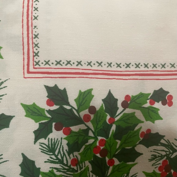Vintage Christmas tablecloth 58” x 86” holly red & green - Picture 3 of 8